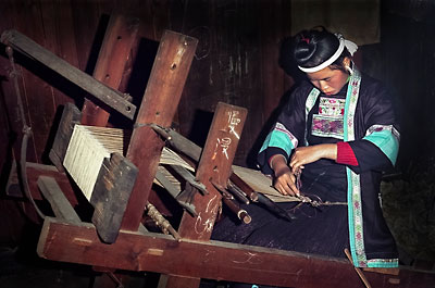 A dong woman weaving the blanket